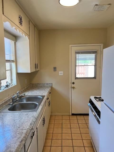 605 N Swan Rd - Photo 4 of 13