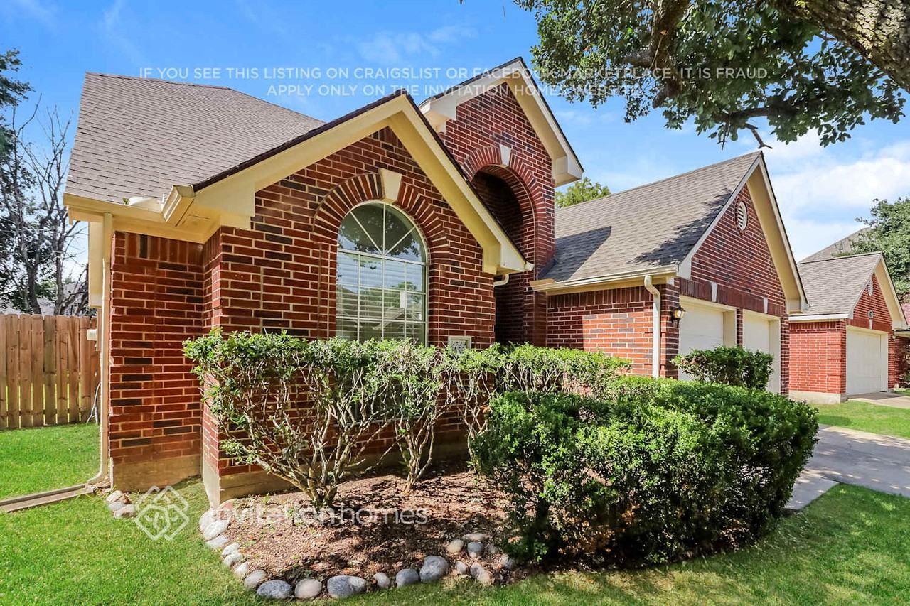 2722 Safe Harbour Cir - Photo 2 of 15