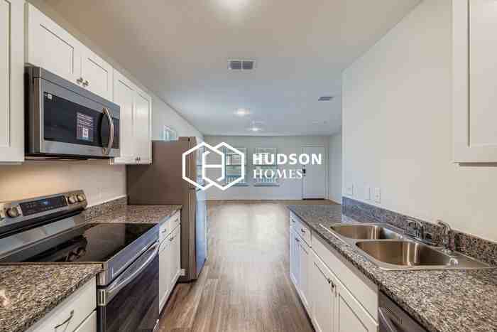417 Carver St - Photo 4 of 13