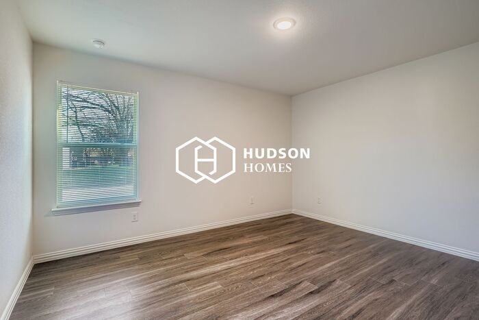 417 Carver St - Photo 6 of 13