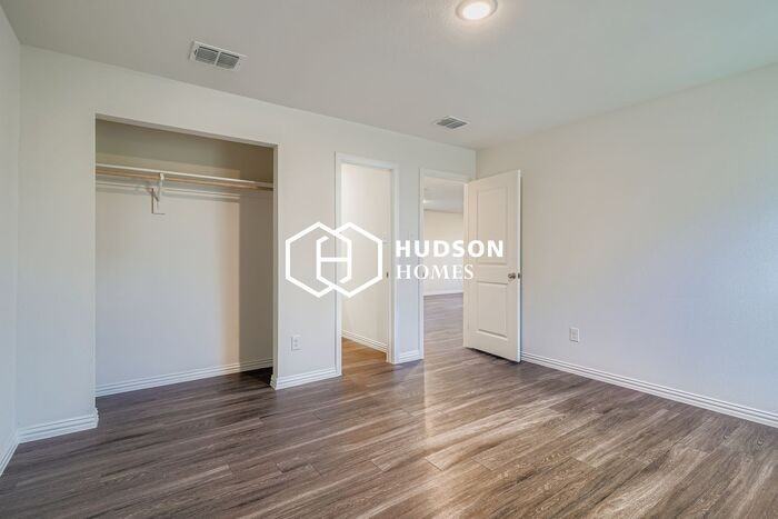 417 Carver St - Photo 7 of 13
