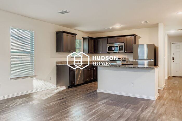 413 Carver St - Photo 4 of 14