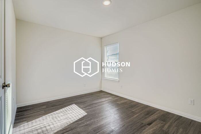 413 Carver St - Photo 6 of 14