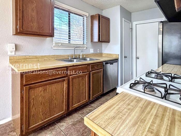 915 Pyegrave Pl - Photo 4 of 27