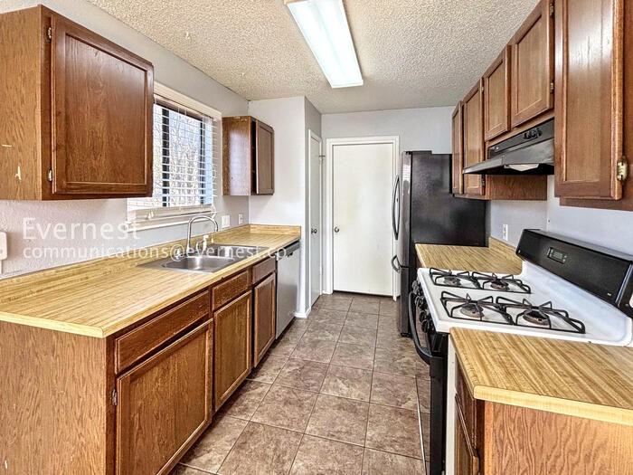 915 Pyegrave Pl - Photo 5 of 27