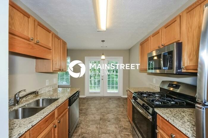 815 Lakeside Cir - Photo 5 of 16