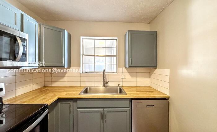 6933 Robinson Dr - Photo 4 of 28