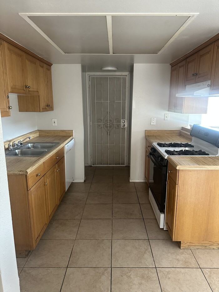 8424 W Monterosa St - Photo 4 of 17