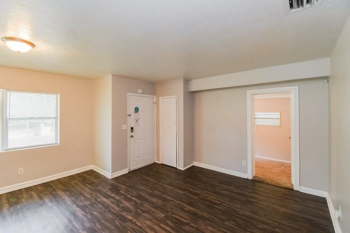 2844 Myra St - Photo 4 of 21