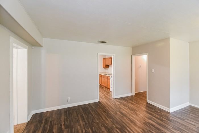 2844 Myra St - Photo 6 of 21