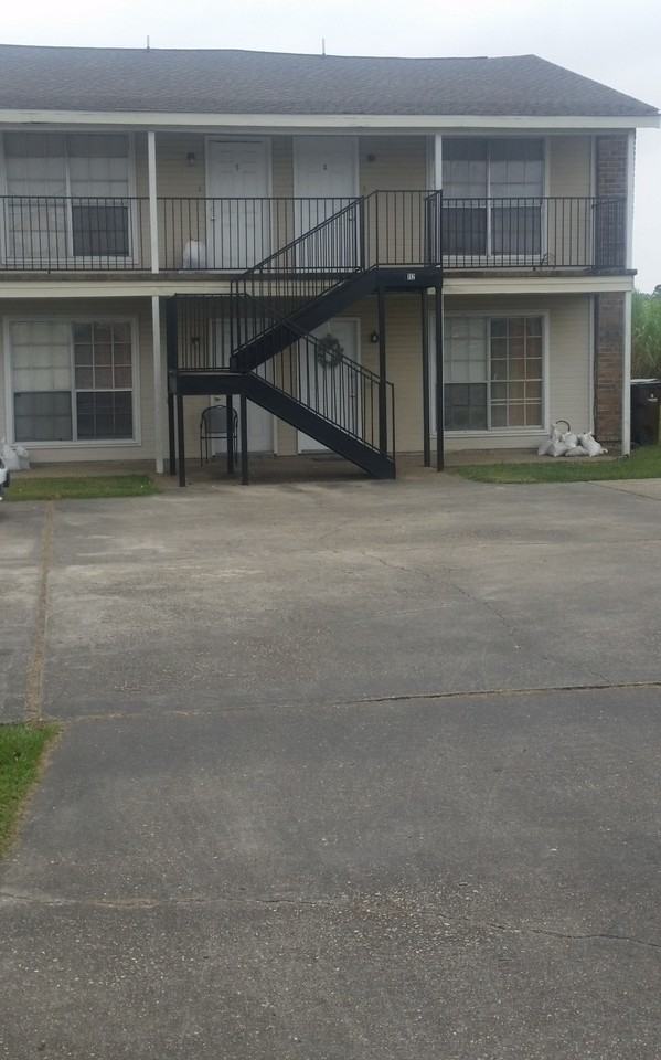 112 Oak Ridge Ave Apt D #1 - Photo 2 of 8