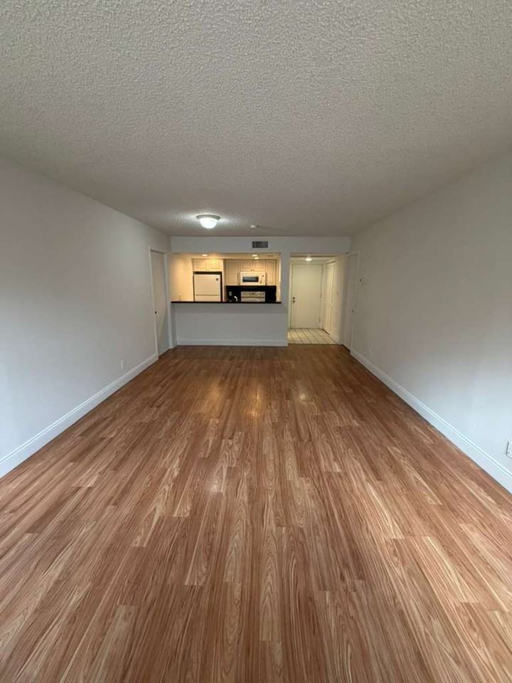 8160 Geneva Court 108 - 1 #1 - Photo 2 of 10