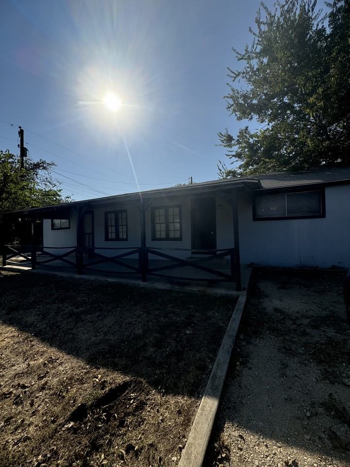 405-A N Burleson St #1 - Photo 3 of 10