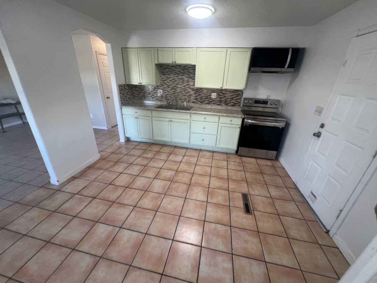 1114 Longview Dr #1 - Photo 4 of 18