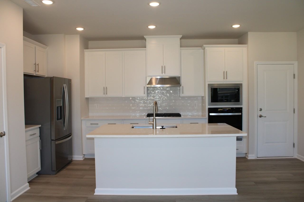 832 Ottawa Dr #1 - Photo 3 of 23