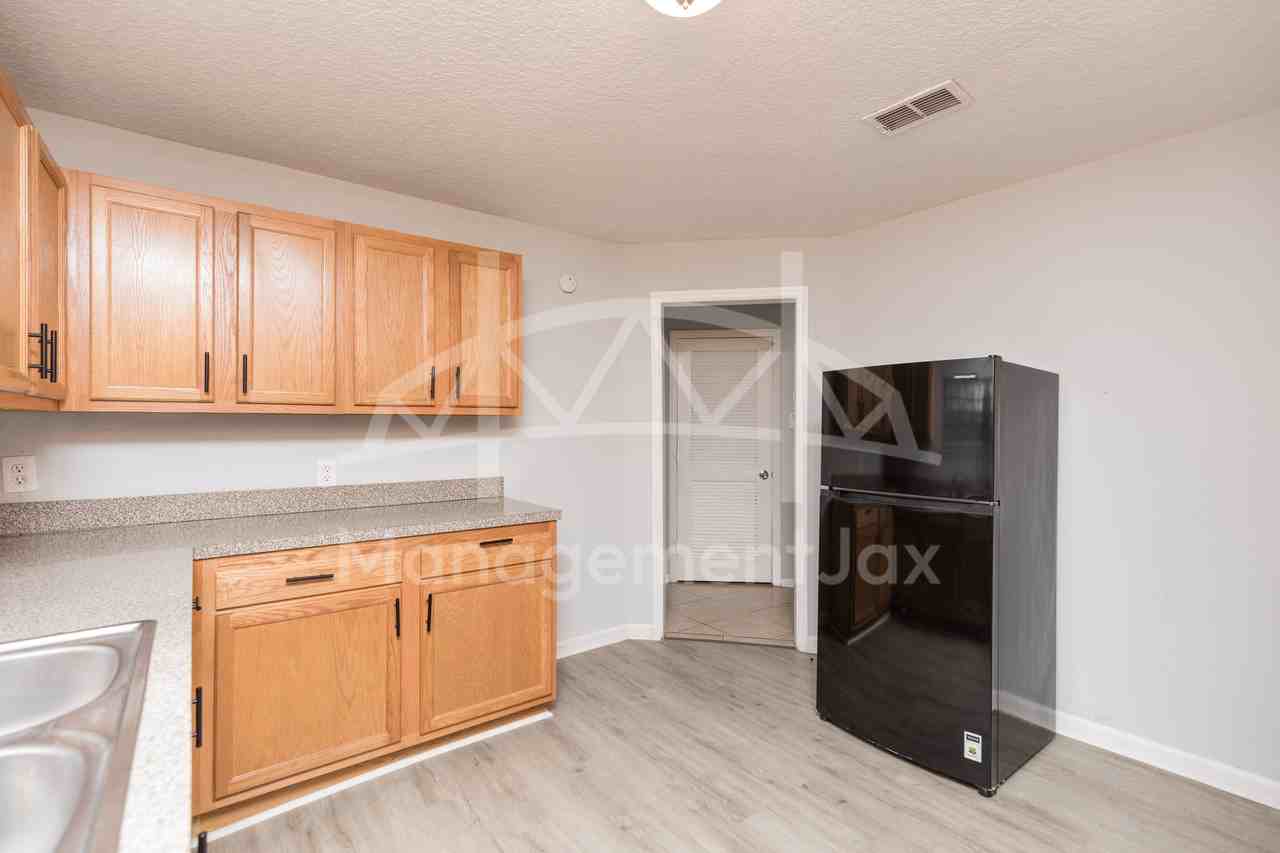 1610 W 33rd St #1 - Photo 5 of 16