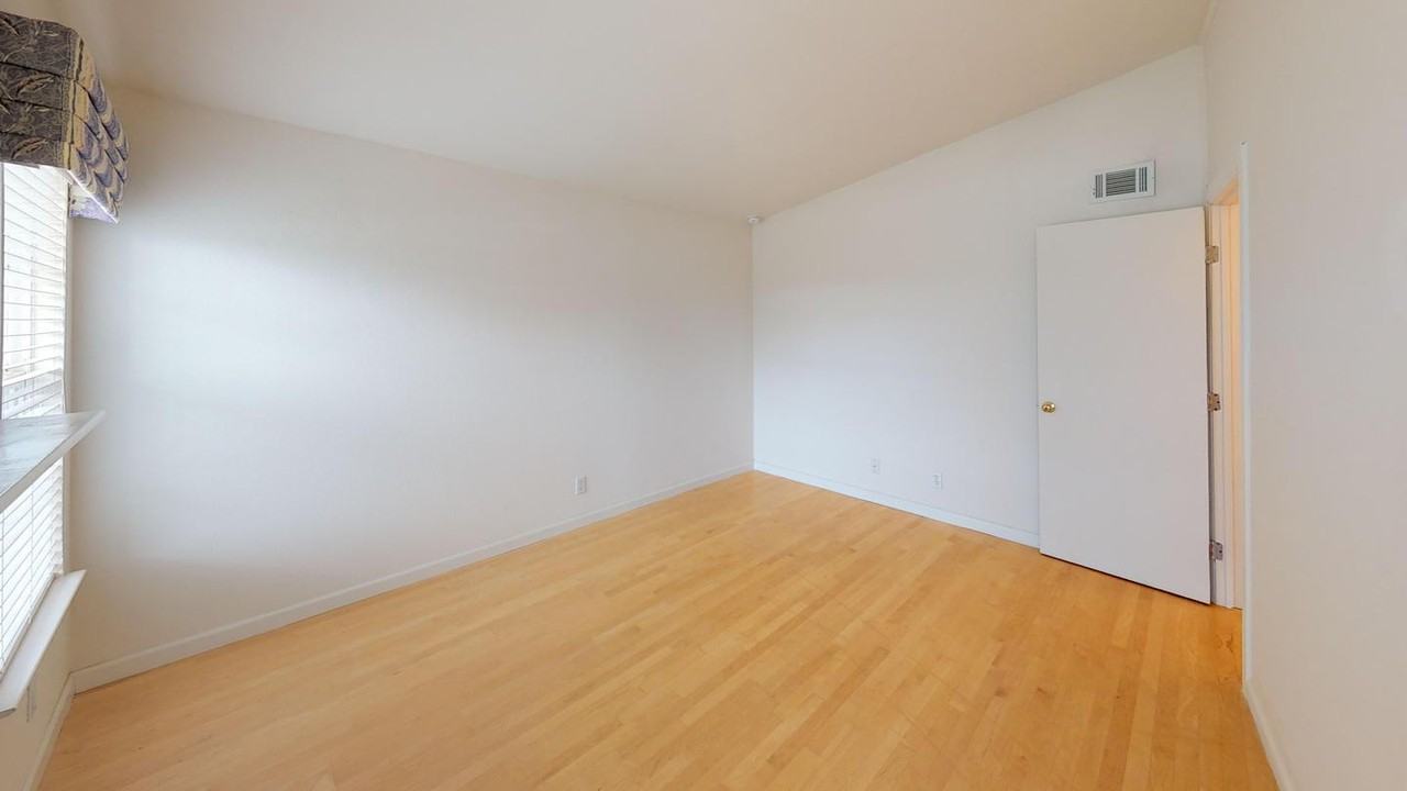 Stunning Redwood Shores home by Oracle - Photo 6 of 18