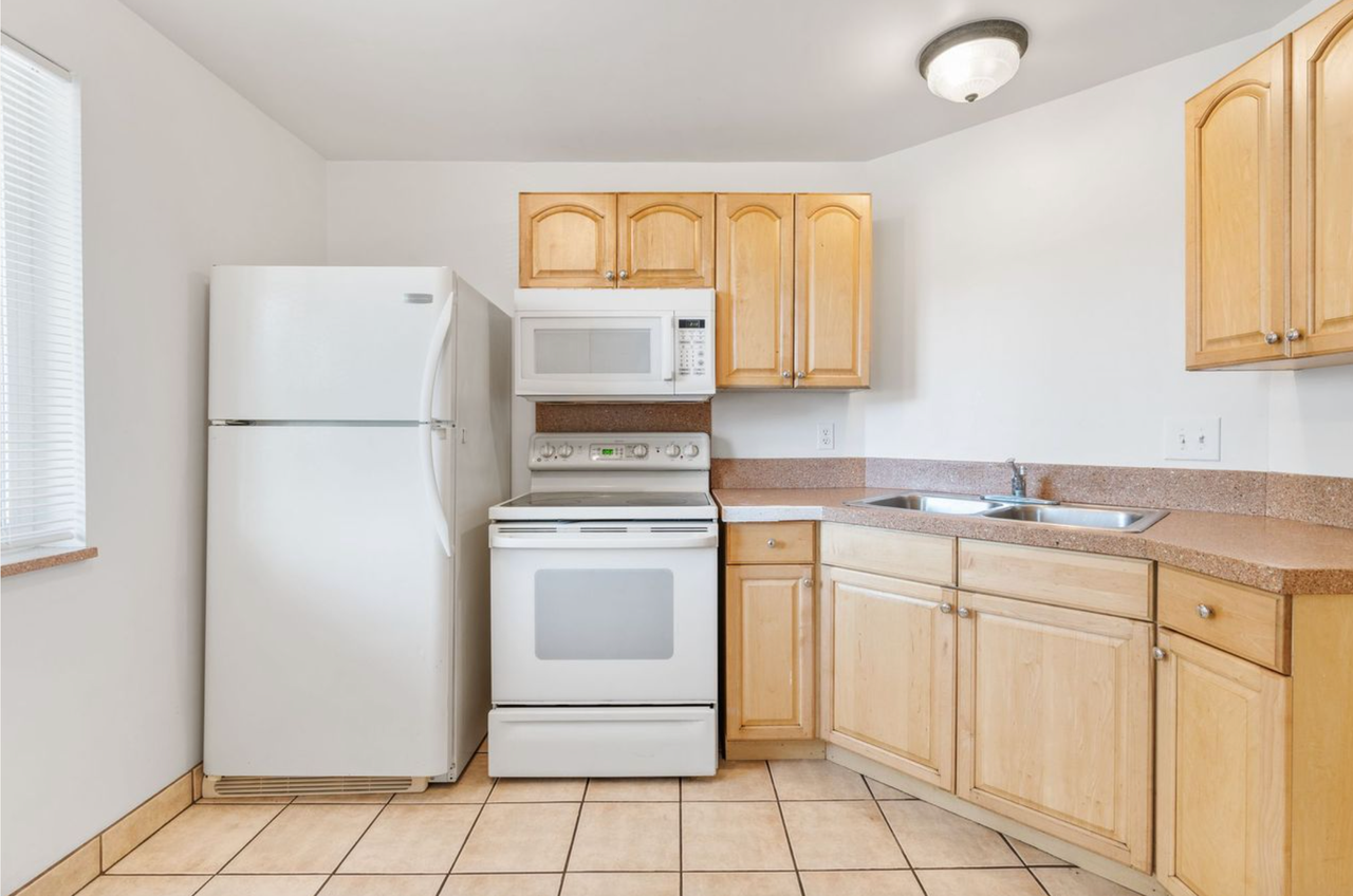 Roberta Street Apartments - Photo 4 of 41