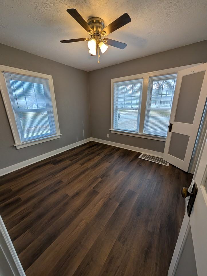 1029 Sw Webster Ave #1 - Photo 5 of 16