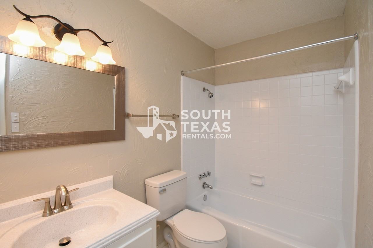 308 Westwood St #D - Photo 3 of 9