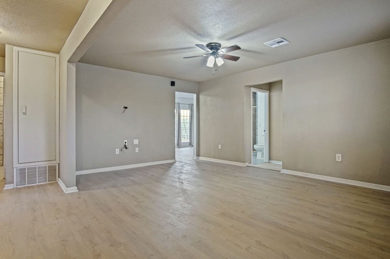 704 Nw 95th St #1 - Photo 4 of 14