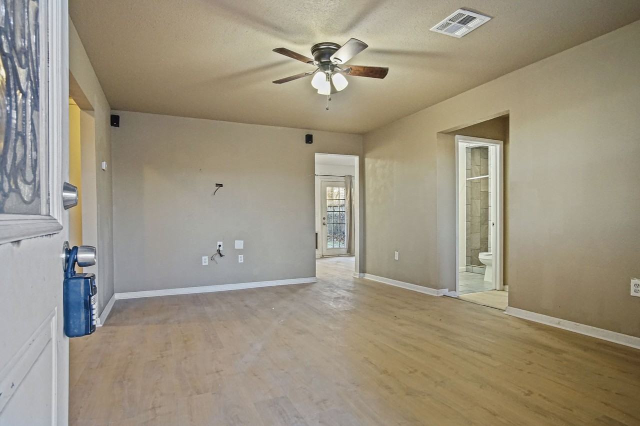 704 Nw 95th St #1 - Photo 5 of 14