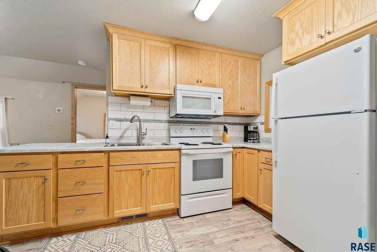 2517 S Duluth Ave #2517 - Photo 3 of 21