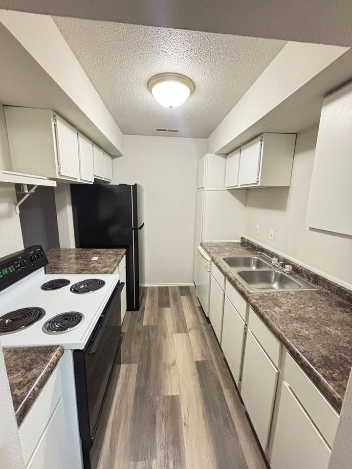 206 S Grove St - Photo 3 of 10