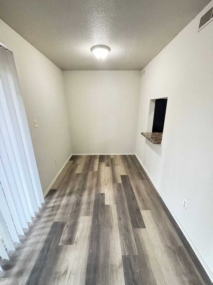 206 S Grove St - Photo 4 of 10