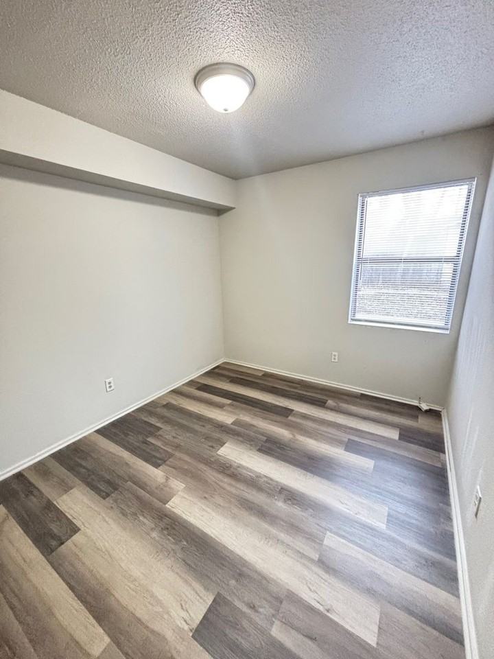 206 S Grove St - Photo 6 of 10