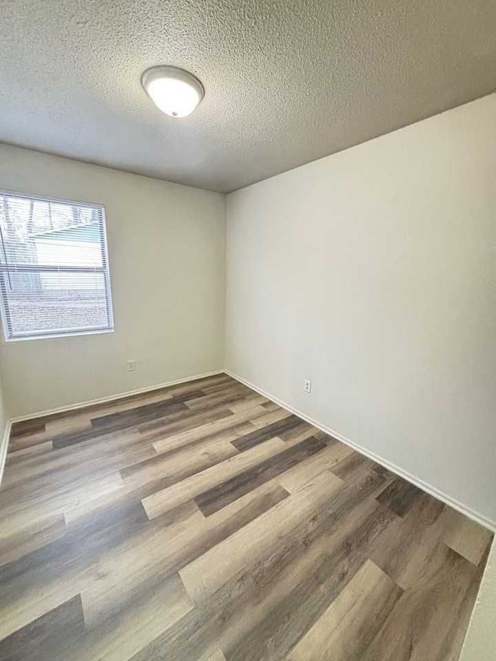 206 S Grove St - Photo 7 of 10