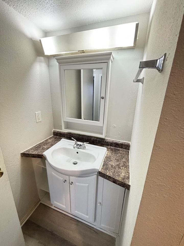 206 S Grove St - Photo 7 of 9