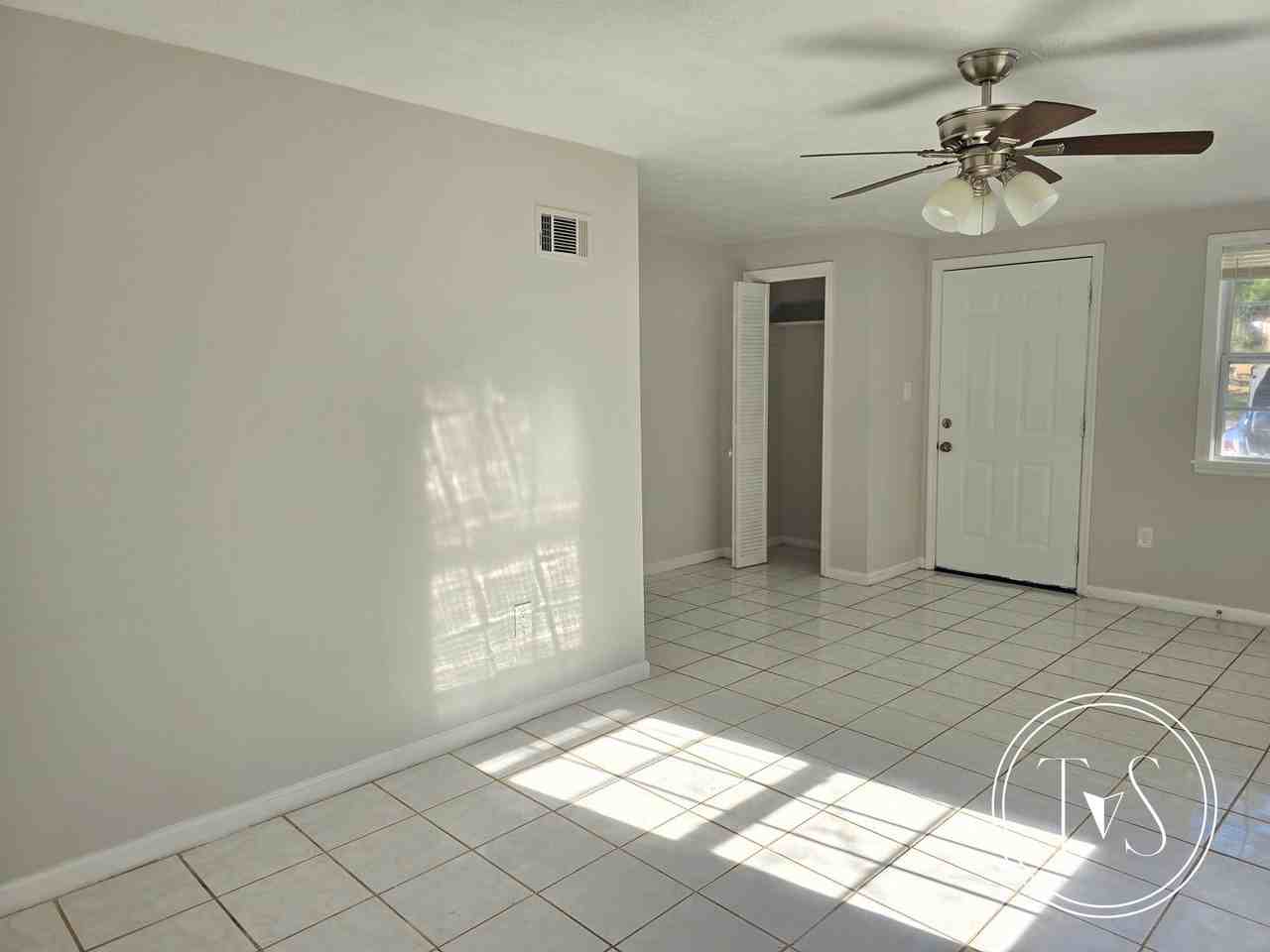 8601 Hurst Ave - Photo 4 of 20