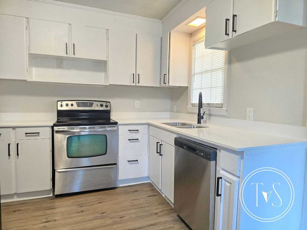 8601 Hurst Ave - Photo 7 of 20