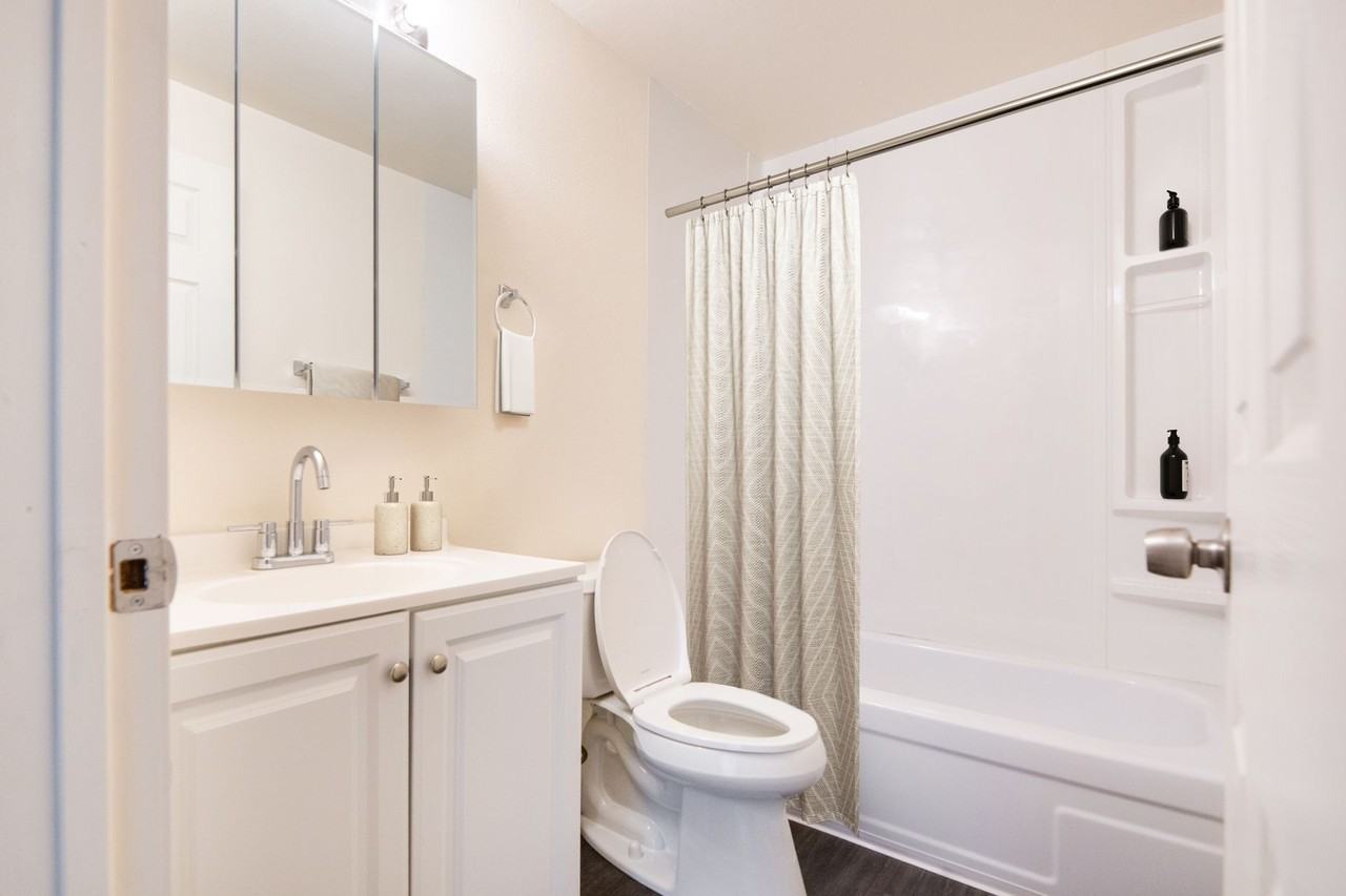 Manchester Square Apartments - Photo 5 of 18