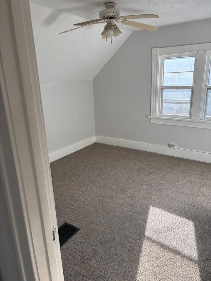 208 S Walts Ave - Photo 5 of 16