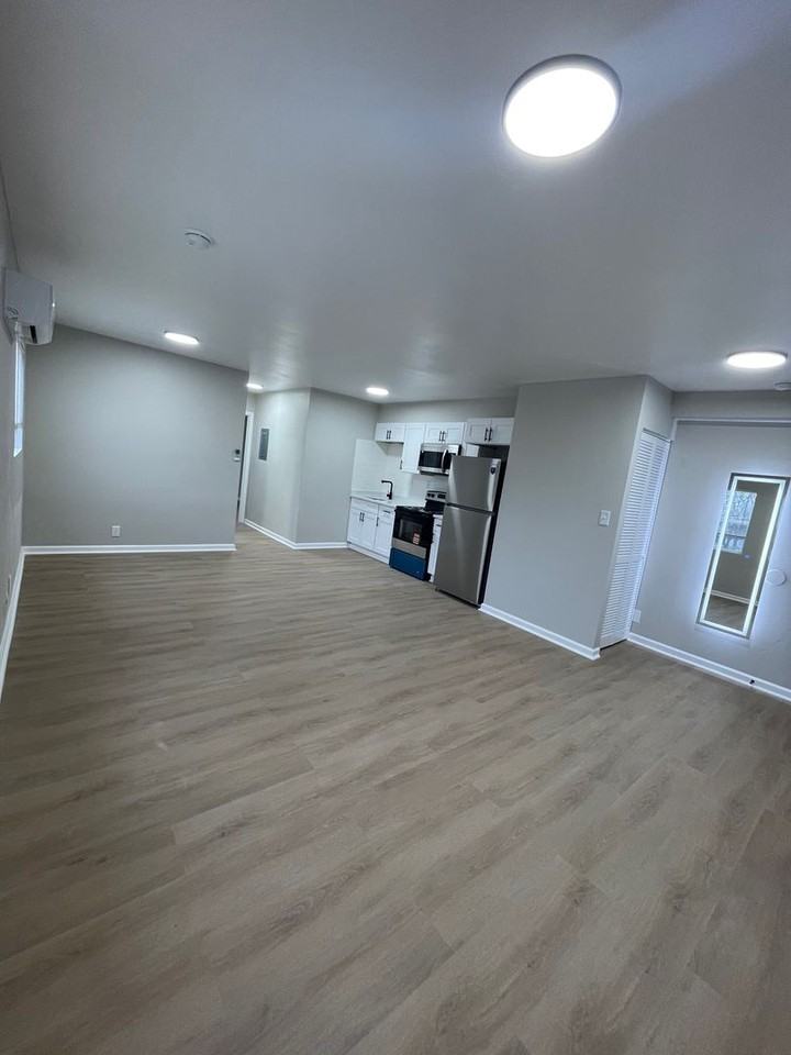 7051 E 11th St - Photo 7 of 7