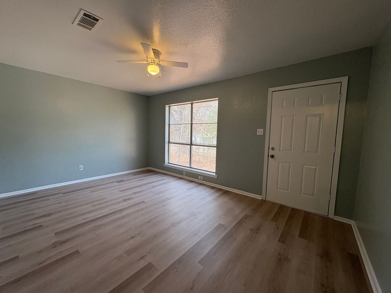 2111 Freewater St - Photo 4 of 13