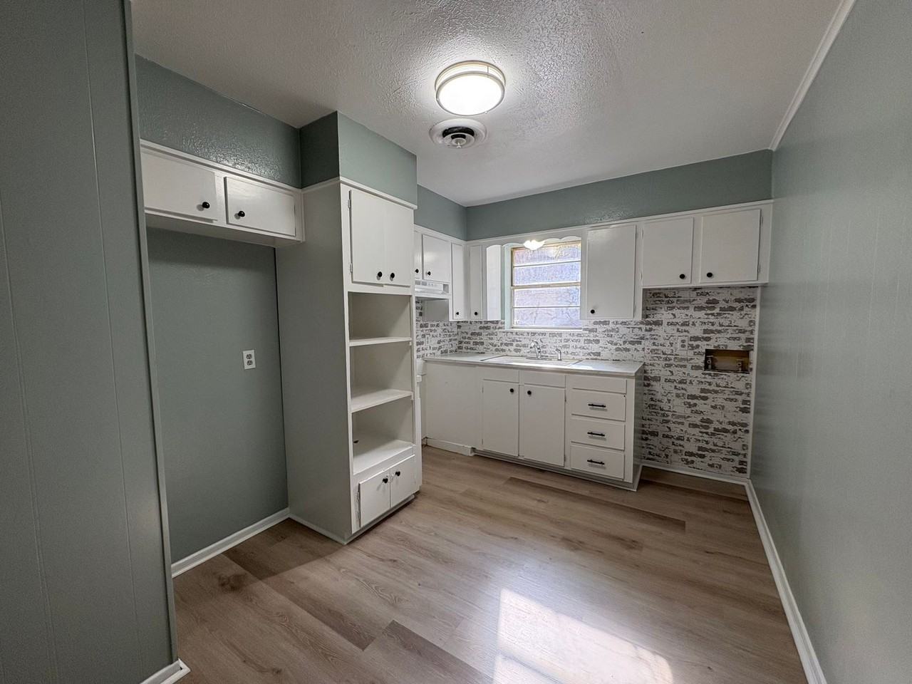 2111 Freewater St - Photo 5 of 13