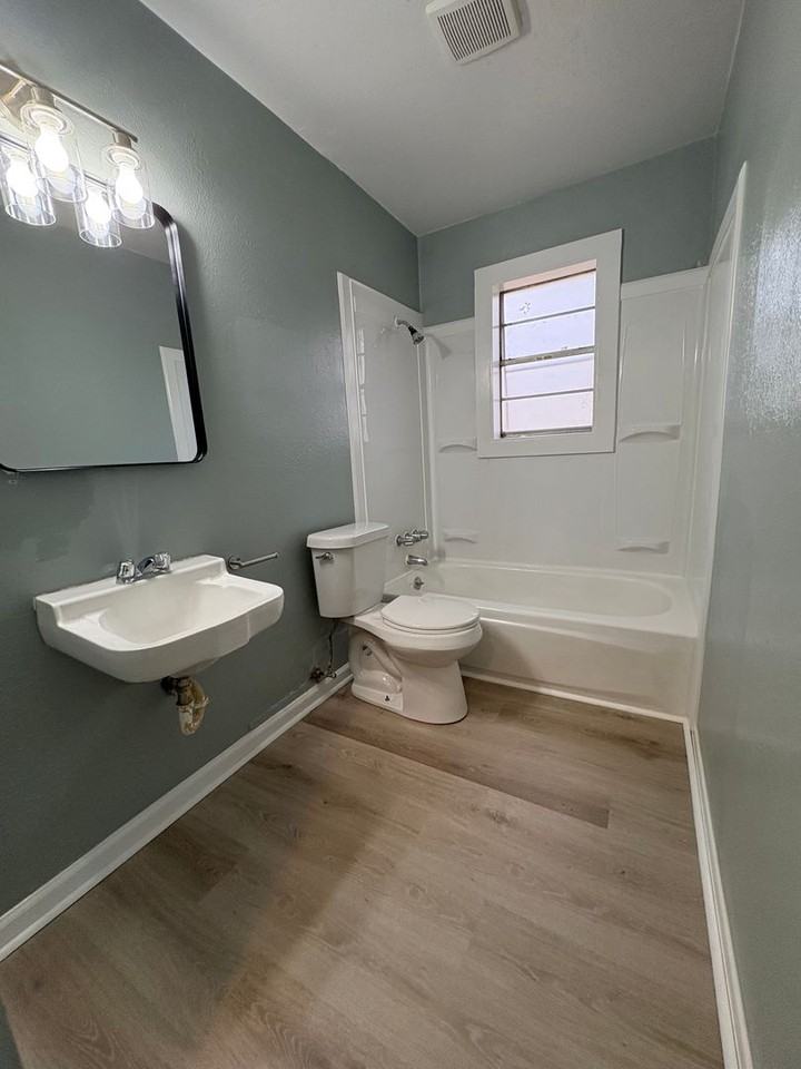 2111 Freewater St - Photo 7 of 13