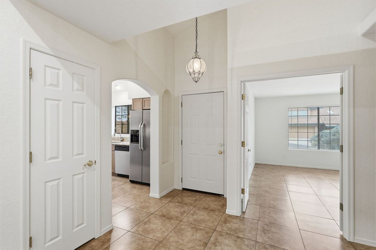 1353 E Stoney Canyon Cir - Photo 6 of 37