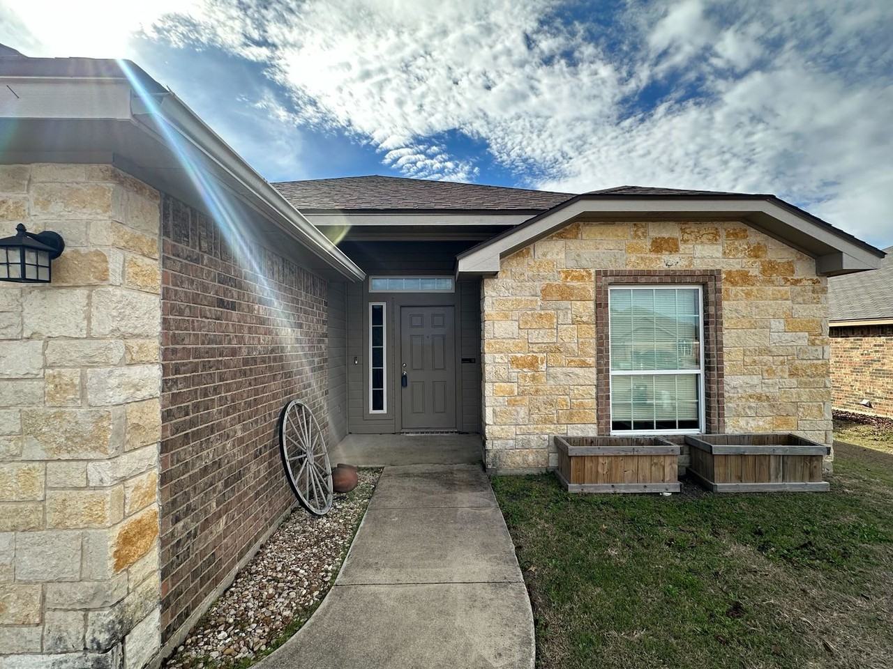 2702 Montague County Dr - Photo 3 of 29