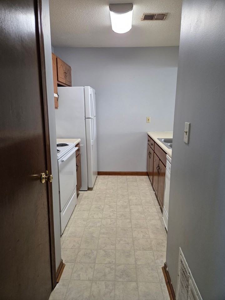 629 Potomac Ct - Photo 3 of 11