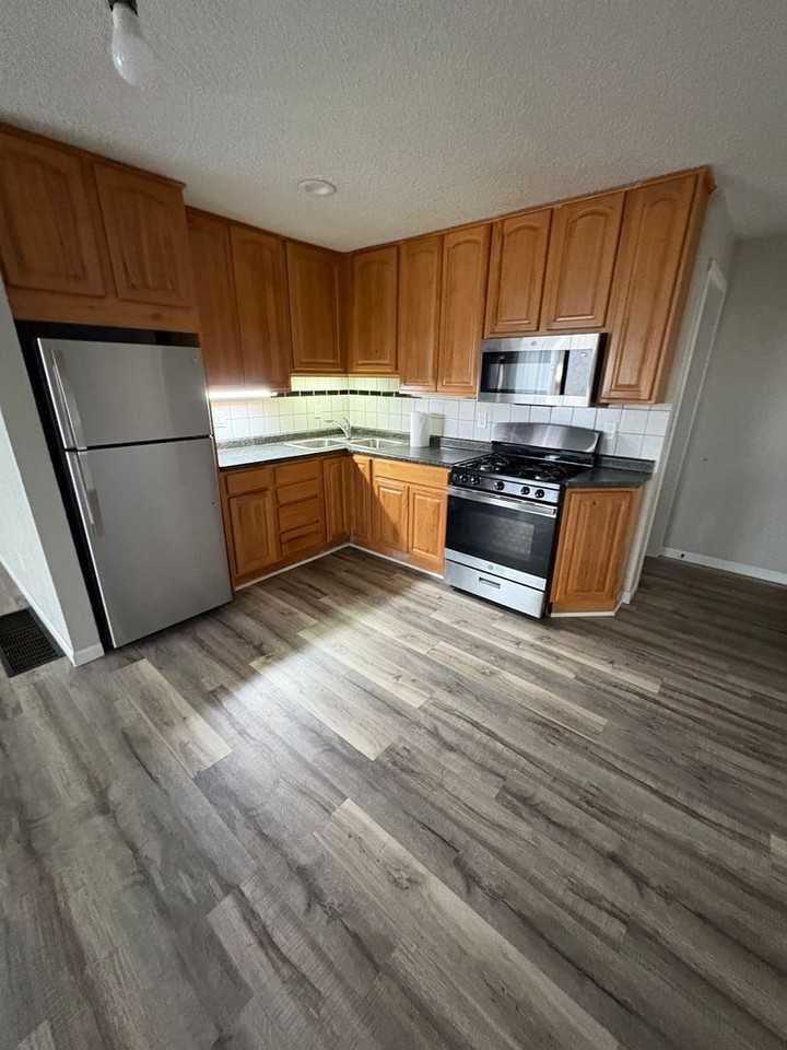 1563 Oakwood Dr - Photo 5 of 13