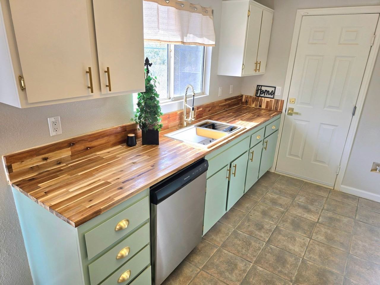 6213 Baileya Ave - Photo 3 of 19