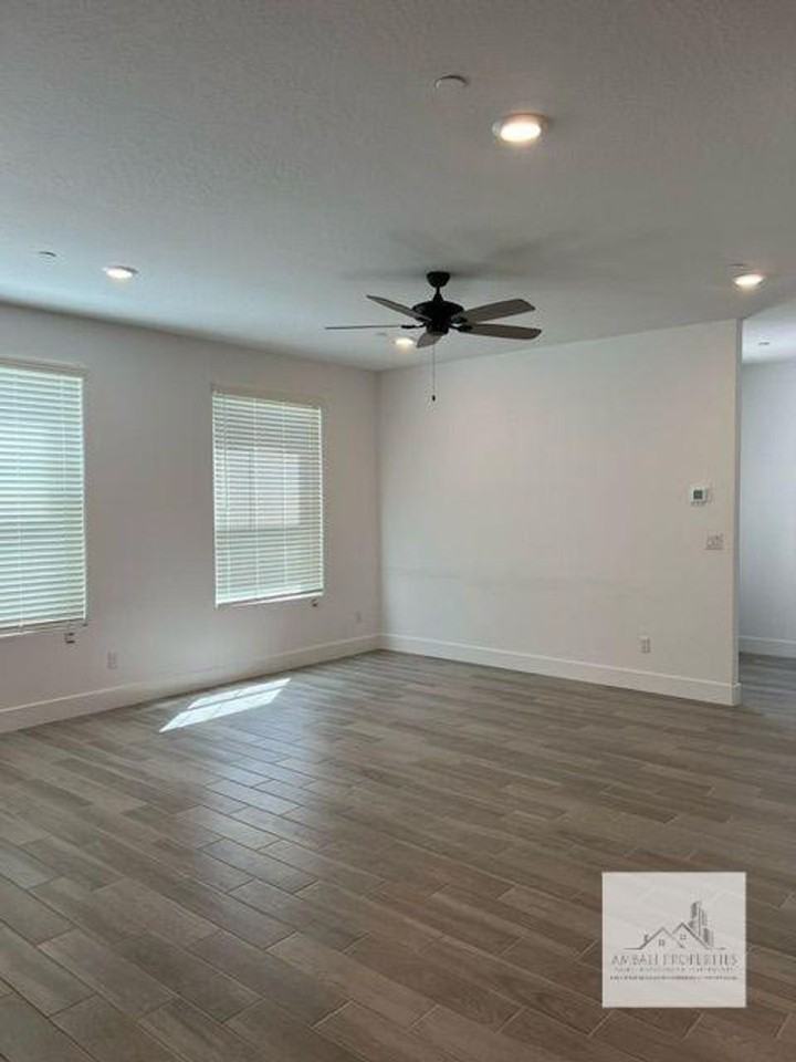 2710 E Tamarind Dr - Photo 2 of 21