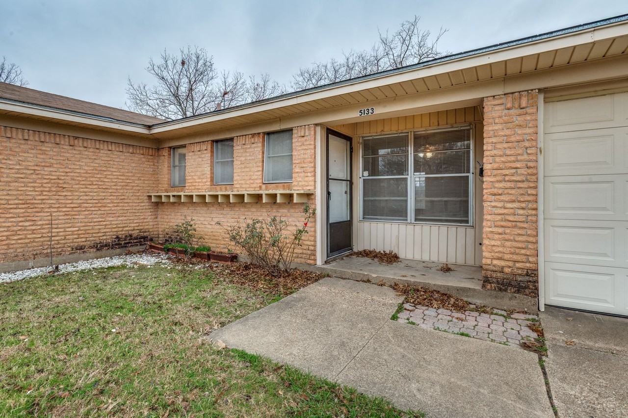 5133 Susan Lee Ln - Photo 3 of 17