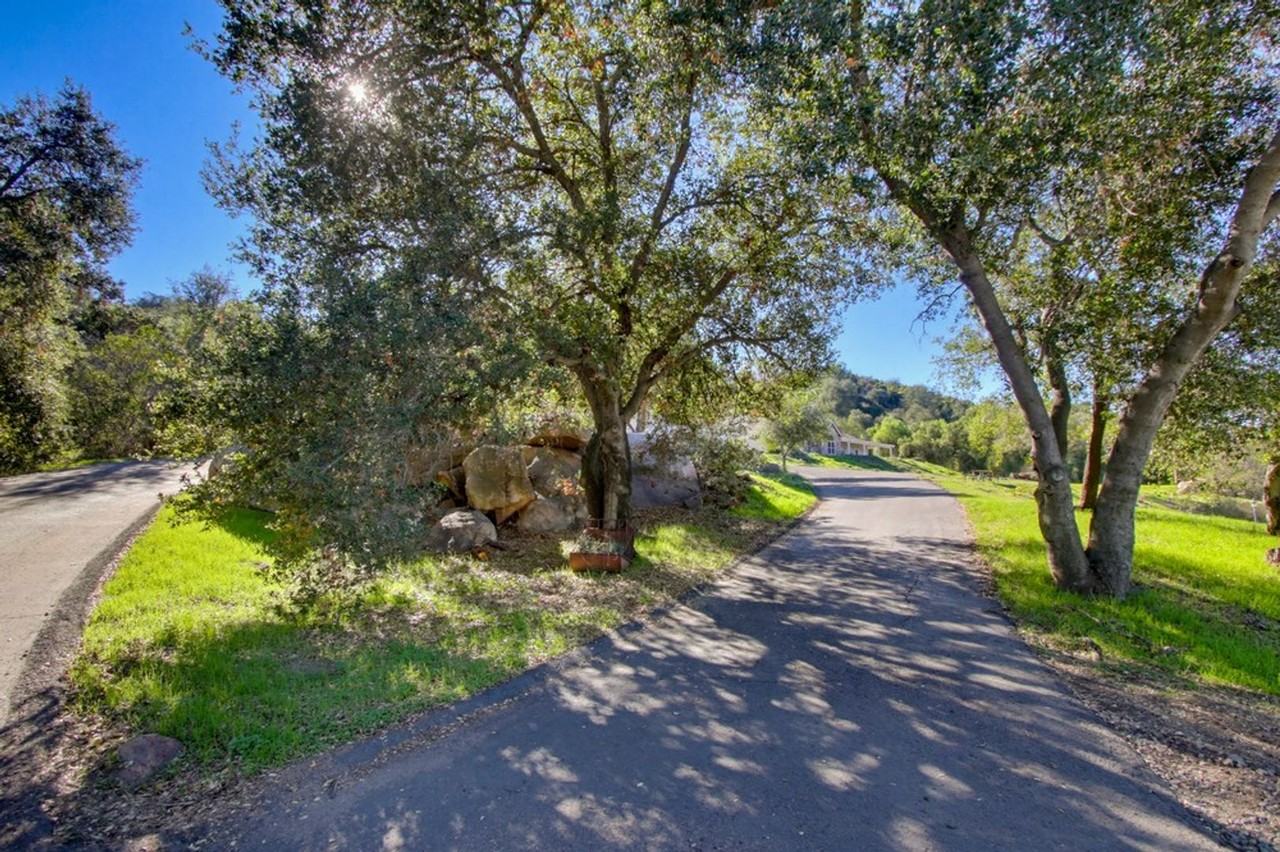 710 Gem Ln - Photo 3 of 50