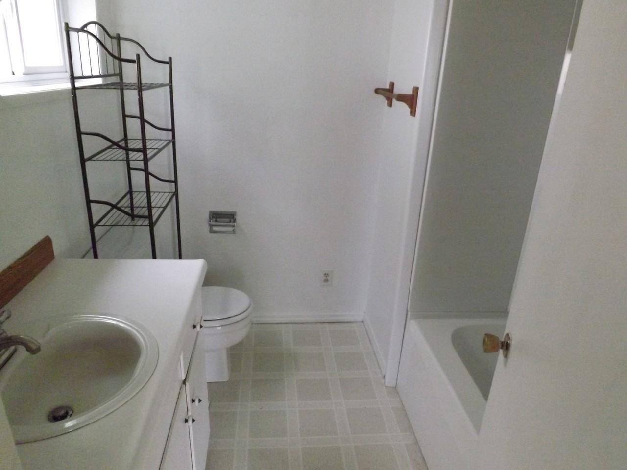 614 W 12th St - Photo 3 of 23