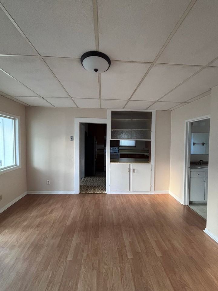 614 W 12th St - Photo 7 of 23